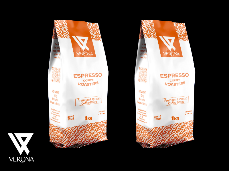 Une machine à café sur un comptoir de café